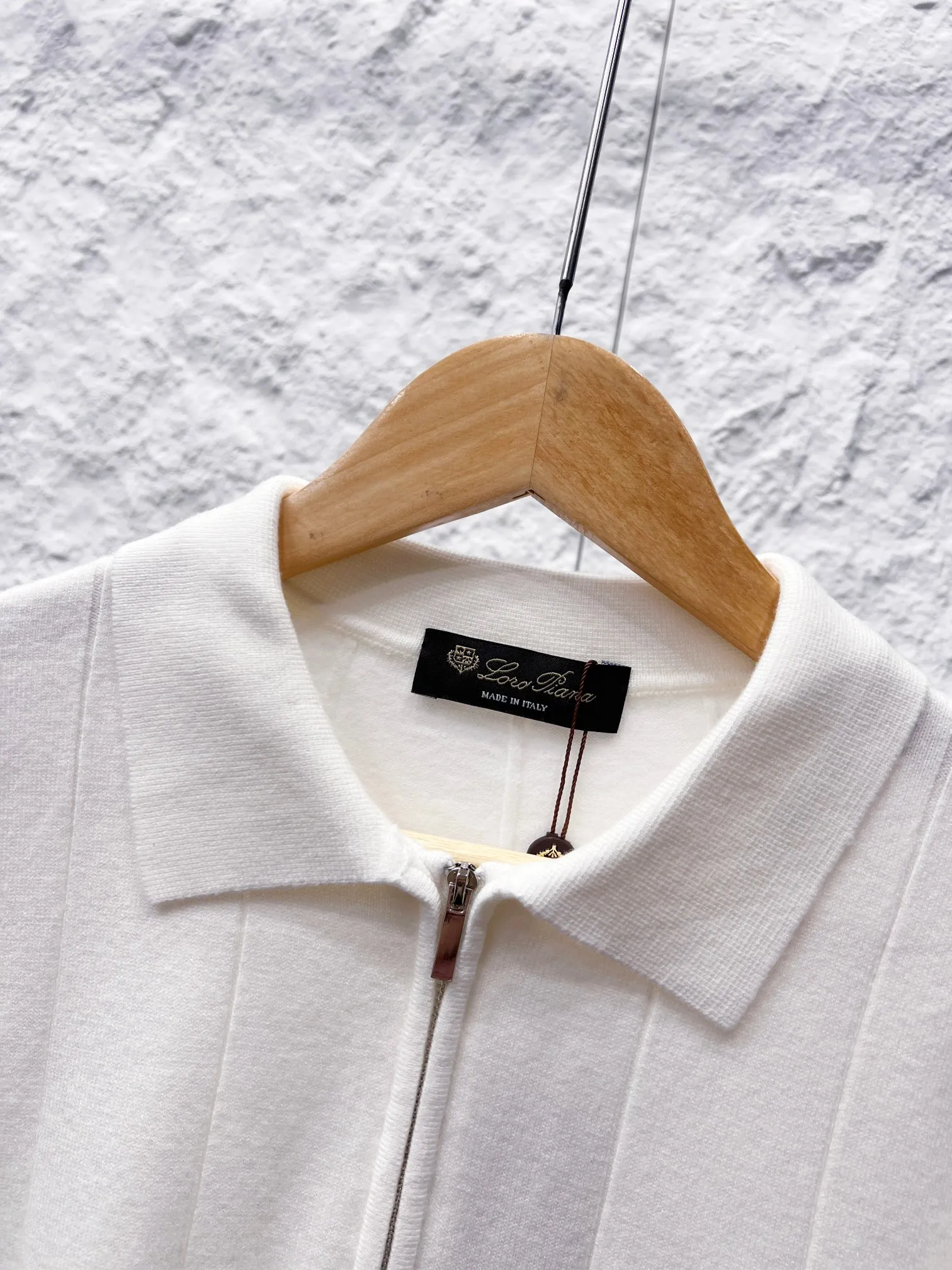 LP (Loro Piana) (in stock for a long time and will not be removed from the shelves) wool blend half-zip vertical pit strip long-sleeved knitted Polo shirt 16-needle computerized flat machine, vertical strip (vertical pit strip) flat clip knitting, vertical texture is woven in one piece, not back pleats. Collar shape: Knitted lapel Polo collar, lined inside the collar for shaping, collar shape is crisp and does not collapse. Placket: half-open zipper placket, zipper tube reinforced overlocking, zipper hidden sewing. 4 Hemming: cuffs and hem fine ribbed hemming; flat shoulder overlocking technology, smooth shoulder seam. Color: Oatmeal Black White Sizes: S-2XL (worry-free after-sales service)